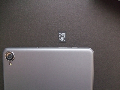 Androidタブレット HAOVM M8 Plus 上部　と　１２８GマイクロSDカード