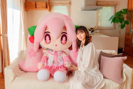 超特大サイズの桜ミクぬいぐるみが日本国内100体限定で発売