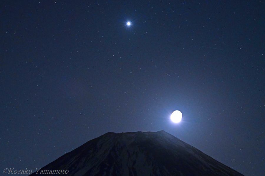富士山に昇る三日月と金星　（朝霧高原）
