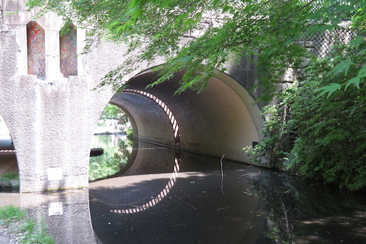 水路に架かるトンネル