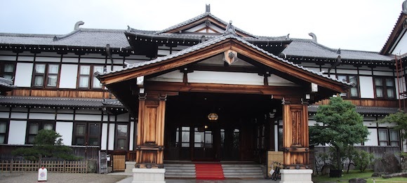 奈良ホテル本館の玄関
