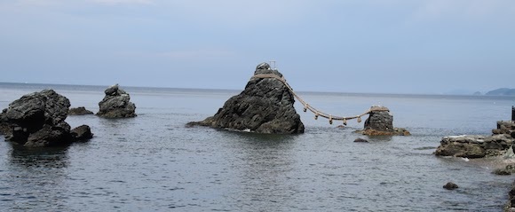 二見浦の夫婦岩とカエル岩