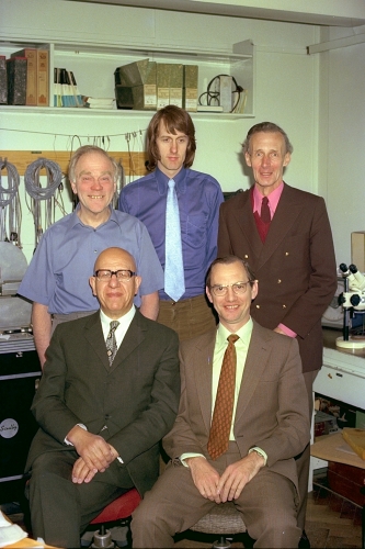 フロント - ビル・リヴィとマイク・バチェラー。リア - フランシス・トンプソン、クリス・ブキャナン、レン・ペイジ。1974年頃のアビーロードLABで