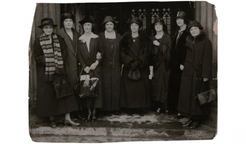 無名の写真家、8人の女性国会議員、1924年、ゼラチンシルバープレスプリント