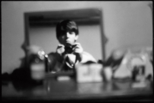 1963年、ロンドンで撮影されたマッカートニーの鏡の自撮り写真