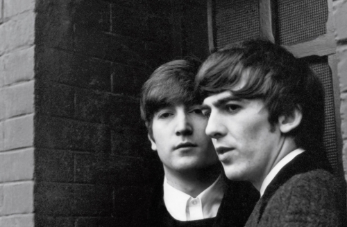 1964年、パリでのレノンとハリスン