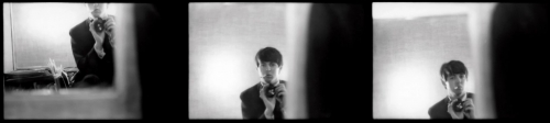 1964年、パリで鏡に向かって自撮りするマッカートニー