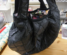 黒いキルティング加工の布バッグ