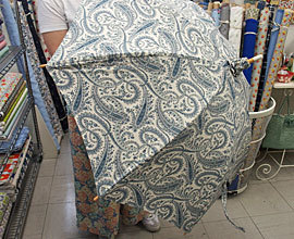 手作りの日傘とゆったりパンツ