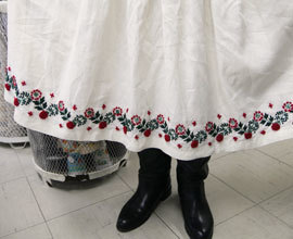 刺繍のスカートとポンポンネックレス