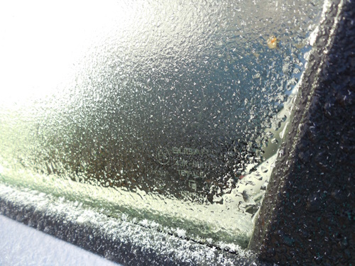車の窓に雨氷